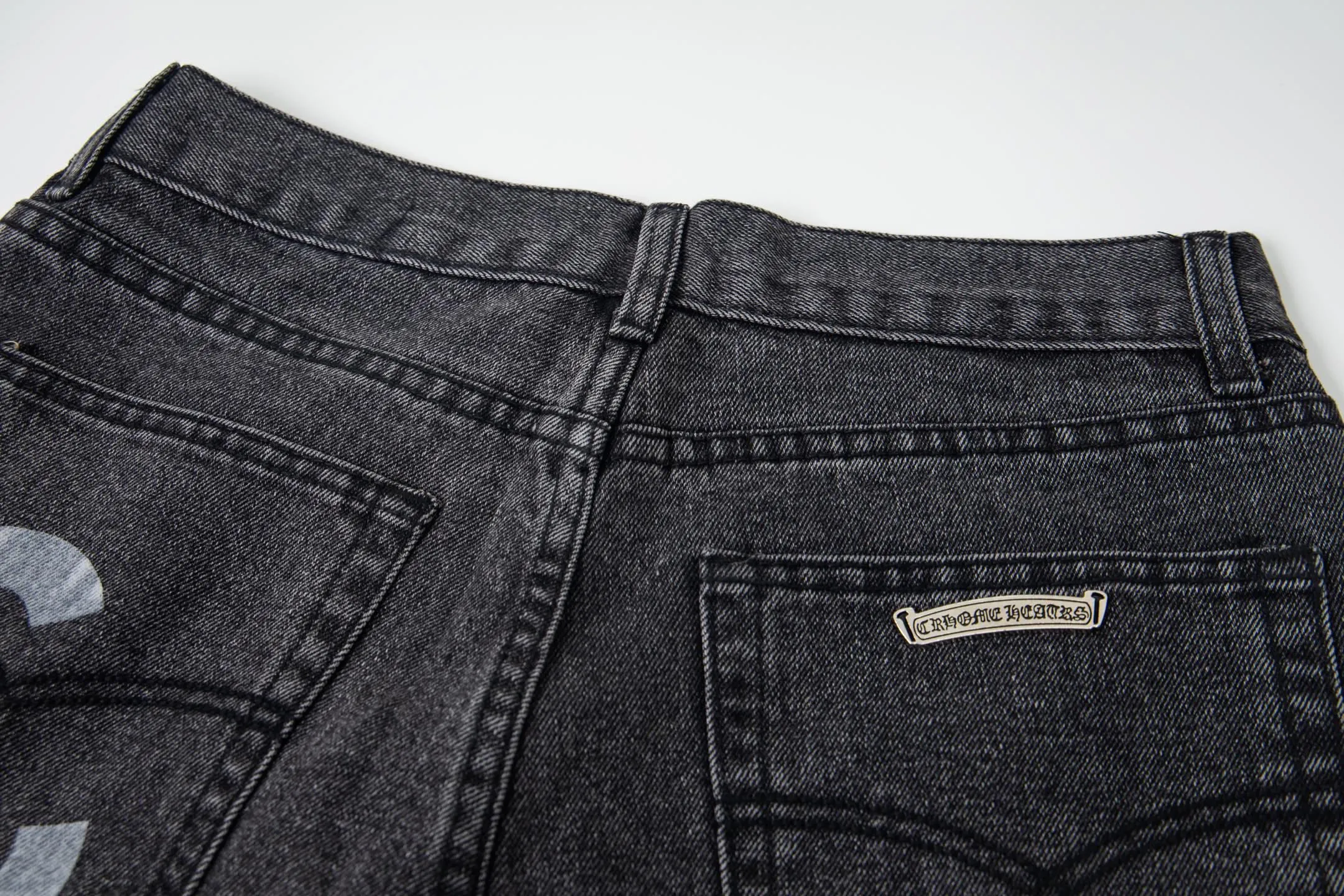 P240 Chrome Hearts Chrome Hearts Jeans Purple Matty Boy Sex Records Rivet Work Jeans CH Jeans need to be disassembled and washed before being dismantled and hand-stitched with sheepskin cross leather and then spliced ​​together. The whole piece has too many craftsmanship to explain. The cabinet price is 16W+, the patchwork cross pattern is embellished, and the high-waisted washed jeans! ! Absolutely high-end luxury products, 8W+ level god-level items, super popular products, made with top heavy industry, a magic weapon that cannot be missed. About Kroxin This is an extremely luxurious fashion brand, which can also be called the aristocrats of the high street. It has always been an exclusive brand for some hipsters or rich second generation. Compared with ordinary high streets, it is more luxurious and noble. Compared with luxury brands, it has a more fashionable personality and has always been a brand that I have a special liking for. Style number: 1761# Size: 28 30 32 34 36